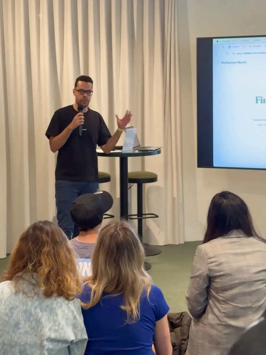 Joni Vinagre presenting a web project at a hackathon
